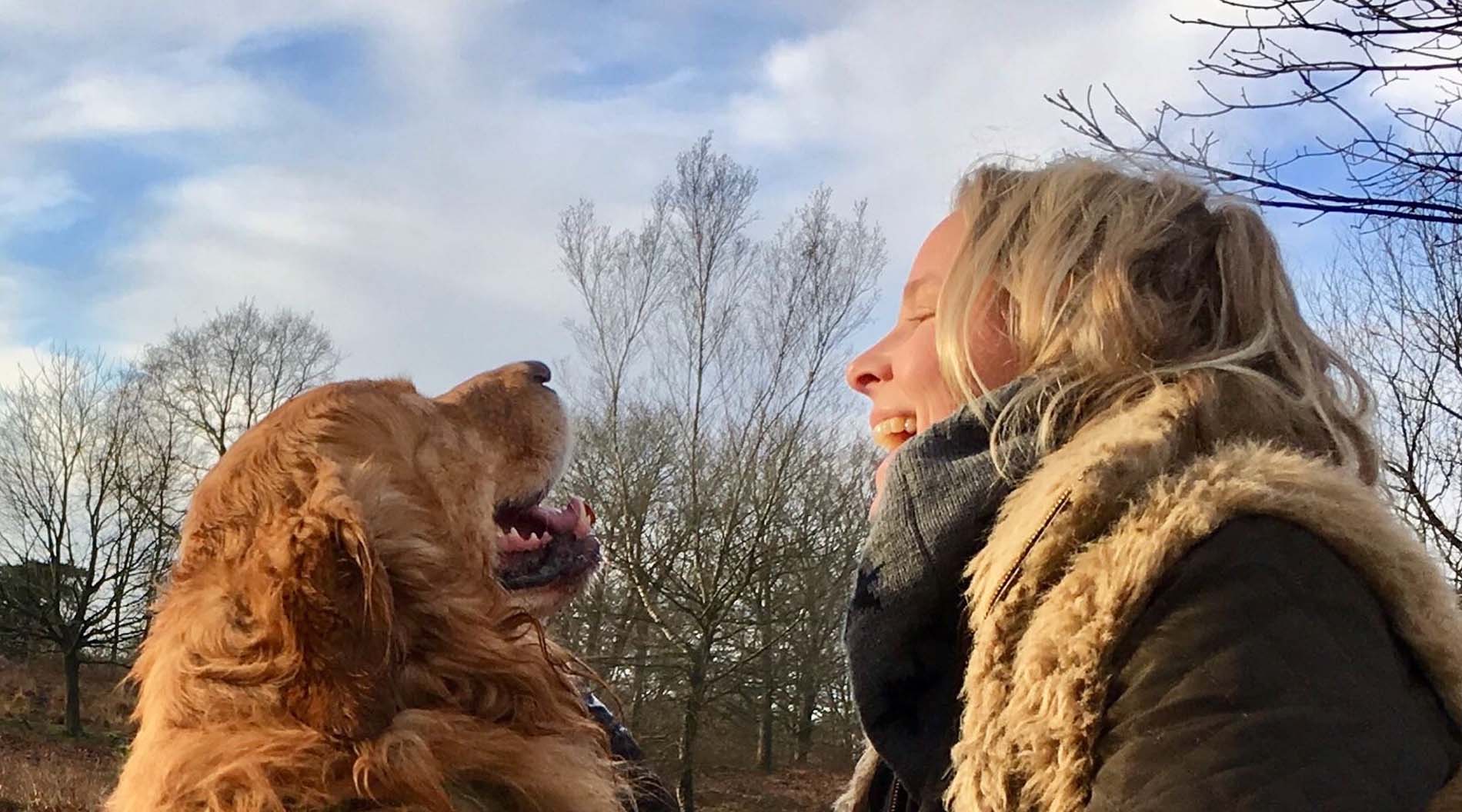 Jitra, eigenaresse van Maono en James haar golde retriever